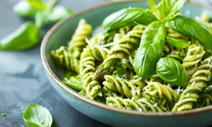 Makaron z pesto i szparagami - Przepis na zdrowy makaron z warzywami