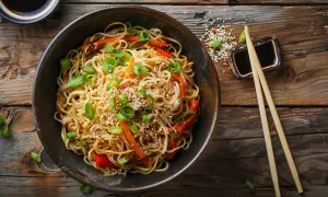 Makaron mien - Przepis na pyszny chiński makaron mien z warzywami
