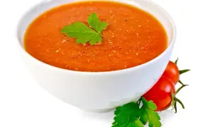 Ile kalorii ma zupa pomidorowa z makaronem: wartości odżywcze i porcje