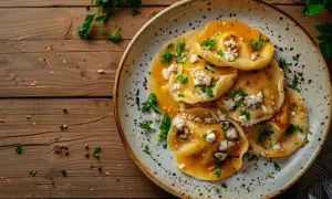 Pierogi z dynią i fetą: Idealny przepis na pierogi z dynią i serem feta