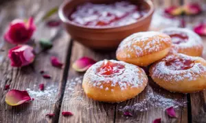 Pączki z różą - Przepis na pyszne pączki z różanym nadzieniem