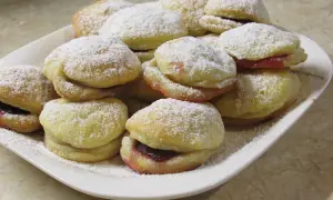 Kruche ciastka ze śliwkami - Przepis na ciastka z maślanką i śliwkami