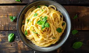 Jak zrobić carbonarę wege? Przepis na pyszną wegańską carbonarę