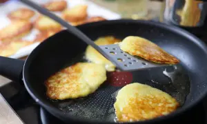 Jaka śmietana do placków ziemniaczanych sprawdzi się najlepiej? Porady i wskazówki
