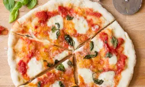 Autentyczny przepis na oryginalne włoskie ciasto do pizzy – sekret idealnego spodu