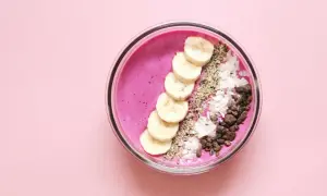 Smoothie bowl – kolorowe i lekkie śniadania na upalne dni