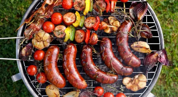 Co na grilla szybko i tanio: 15 przepisów na oszczędne grillowanie