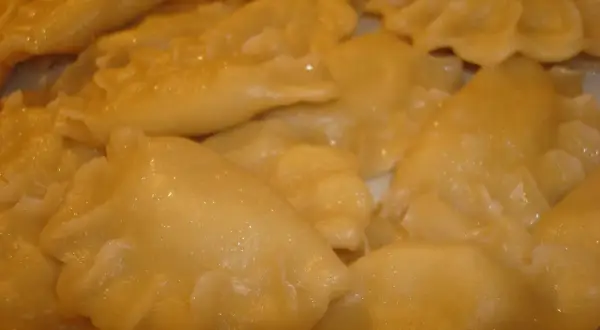 Najlepsze ciasto na pierogi z mąki krupczatki – prosty przepis bez błędów