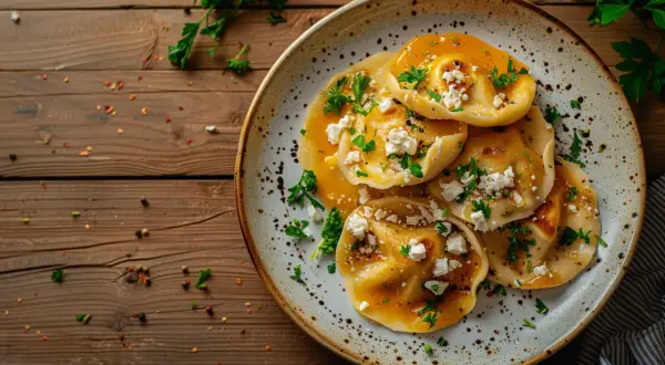Pierogi z dynią i fetą: Idealny przepis na pierogi z dynią i serem feta