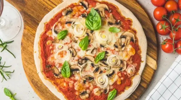 Jak zrobić szybko ciasto na pizzę: 5-minutowy przepis bez drożdży