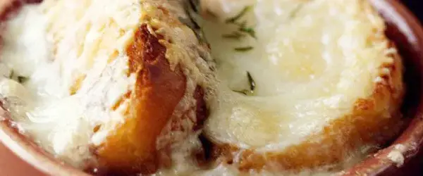 Jaki ser do zupy cebulowej doda wyjątkowego smaku i aromatu?