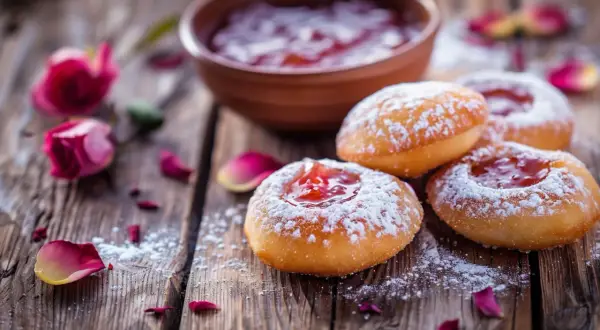 Pączki z różą - Przepis na pyszne pączki z różanym nadzieniem