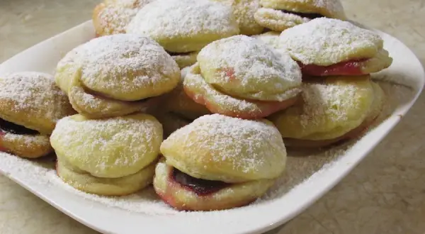 Kruche ciastka ze śliwkami - Przepis na ciastka z maślanką i śliwkami
