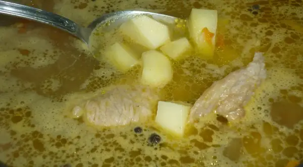 Jak zrobić najlepszą zupę na żeberkach - przepis krok po kroku dla każdego