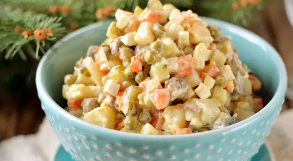 Najlepsze przyprawy do sałatki jarzynowej – jak poprawić smak w prosty sposób