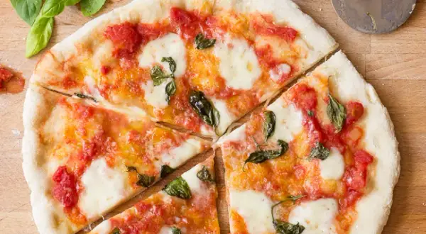 Autentyczny przepis na oryginalne włoskie ciasto do pizzy – sekret idealnego spodu