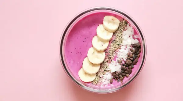 Smoothie bowl – kolorowe i lekkie śniadania na upalne dni