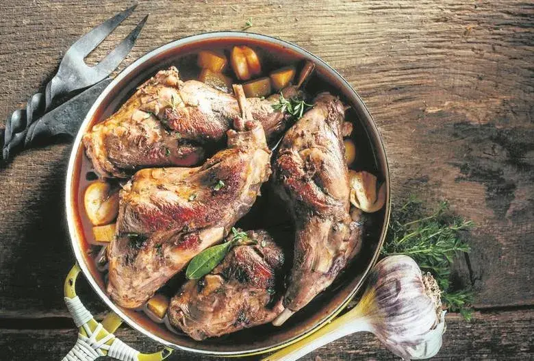 Jakie przyprawy do królika? Odkryj idealne zioła na pieczenie