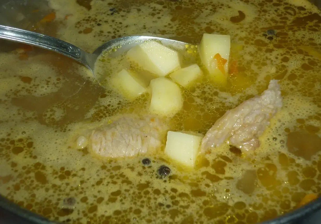Jak zrobić najlepszą zupę na żeberkach - przepis krok po kroku dla każdego
